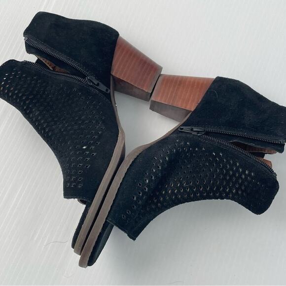 Vionic Chrysaa perforated design peep toe bootie decorative buckles side zip 8.5 - Picture 7 of 9